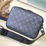  Contemporary shopper bag carried on shoulder