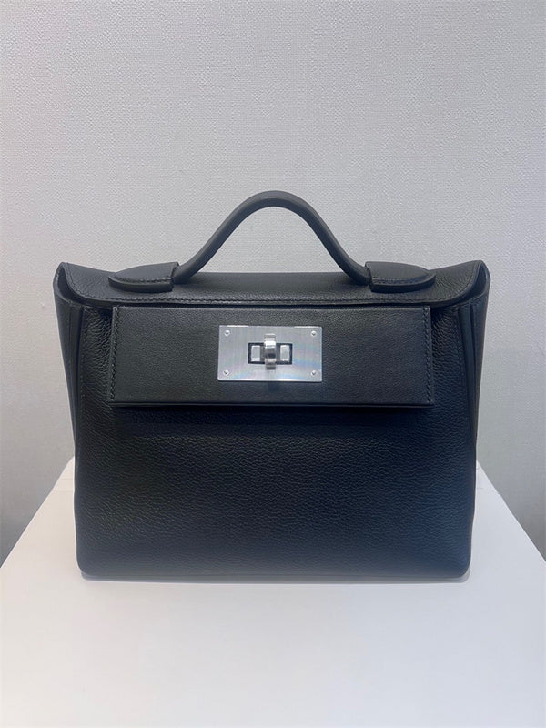 Fluid handbag styled for everyday wear