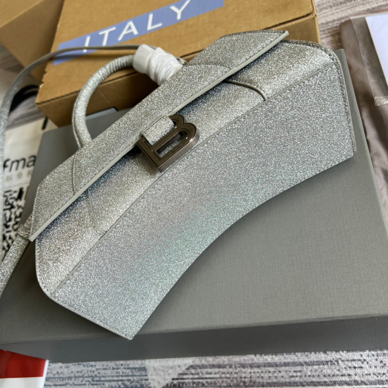 Styled lifestyle shot of everyday-luxe sleek women's handbag – women's everyday handbag