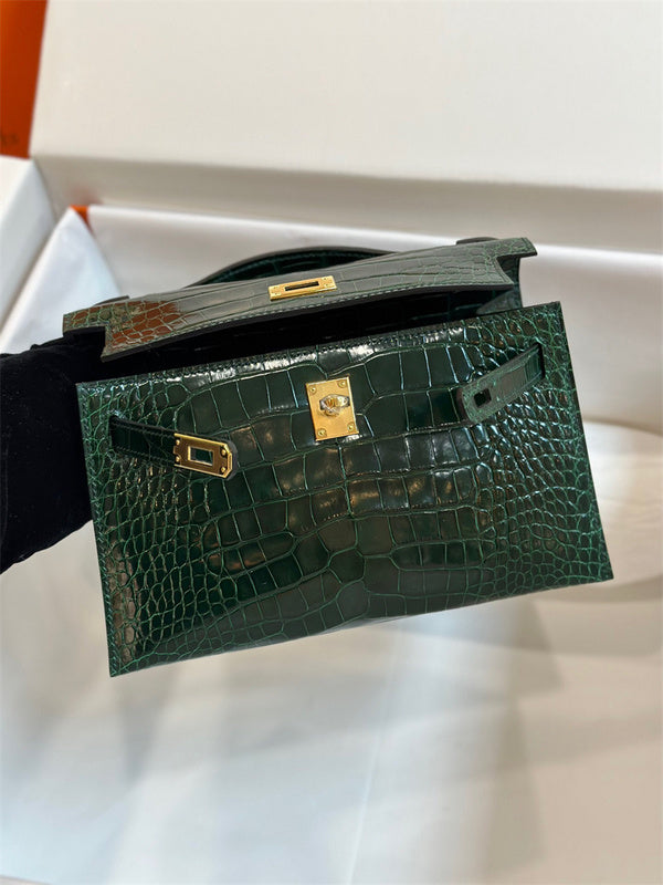  smart carryall bag detail view showing craftsmanship 26