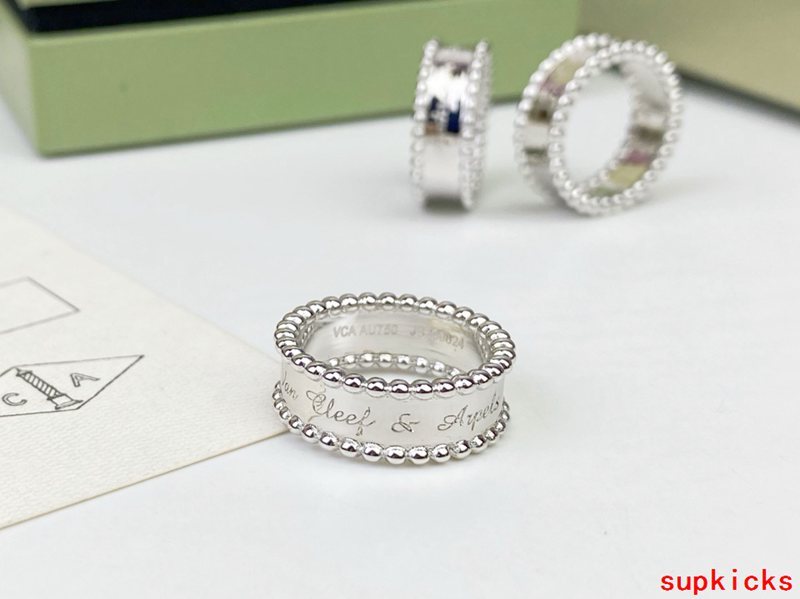 Side view of Van Cleef & Arpels unisex jewelry piece
