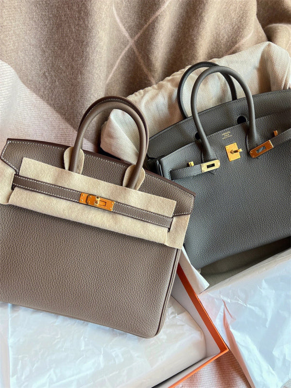  carryall bag close-up of hardware and finish 11