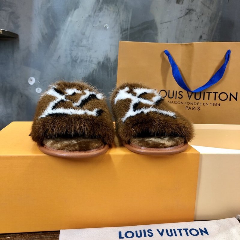 Side profile view of Louis Vuitton luxury piece style No.121