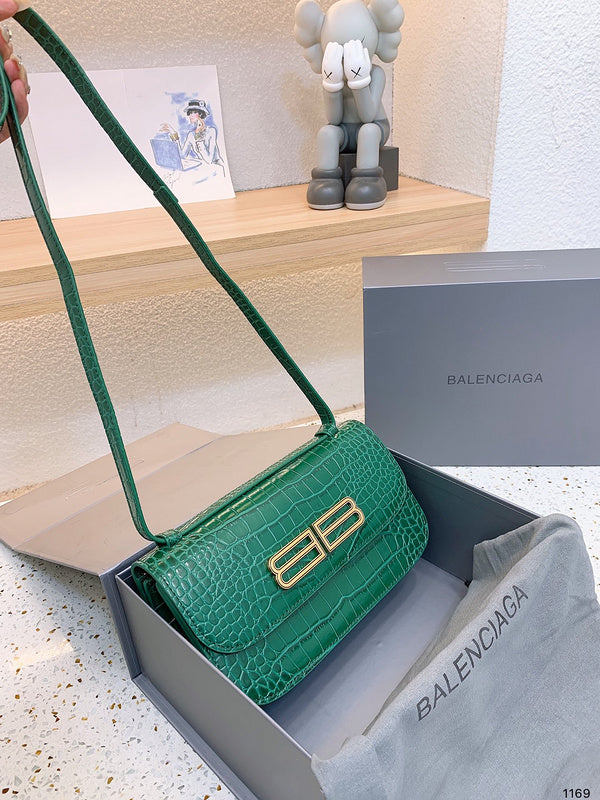 Ziva's Charm handbag – product shot (one versatile size)