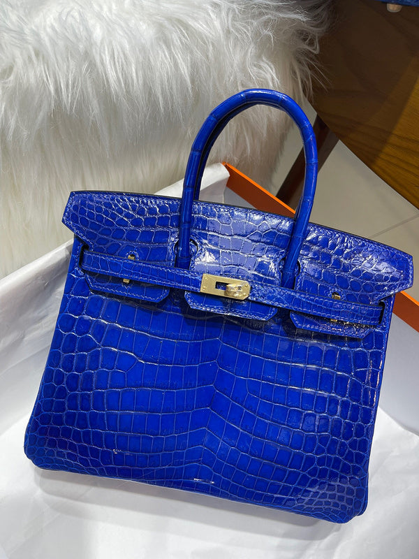 Crisp handbag styled for everyday wear