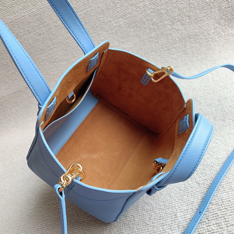 Ziva's Charm handbag – carry view (20cm*20cm*18cm)