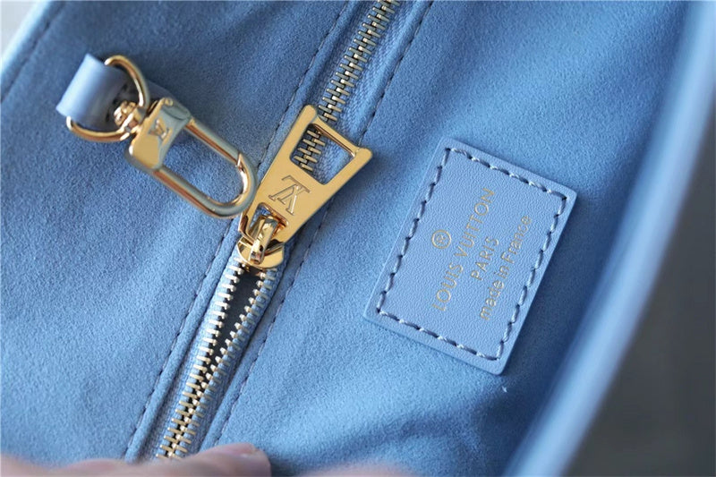  tote bag close-up of hardware and finish 11