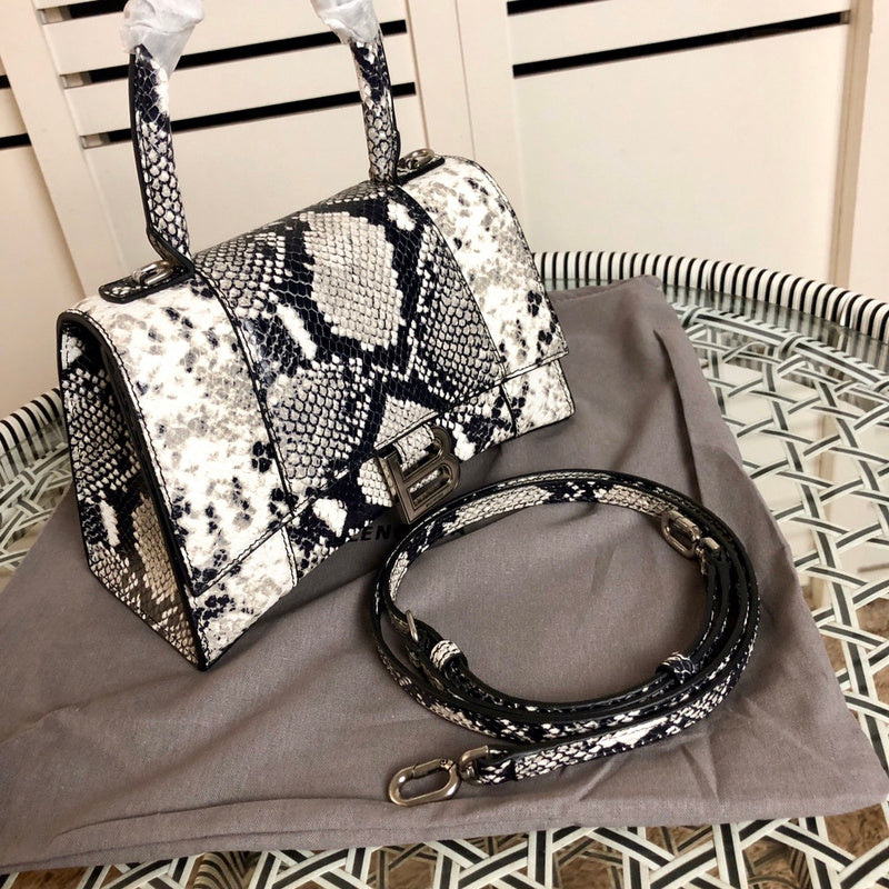Handle and strap detail of everyday-luxe chic women's handbag – women's luxury handbag