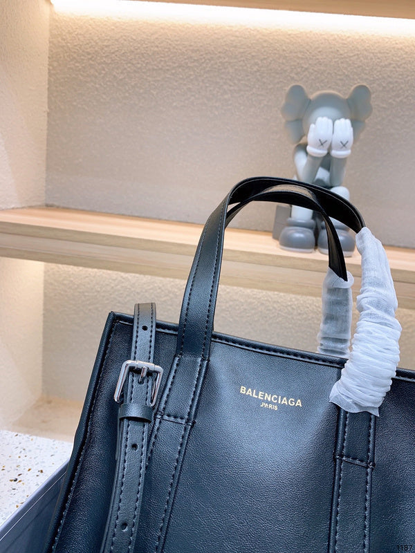 Ziva's Charm handbag – product shot (one versatile size)