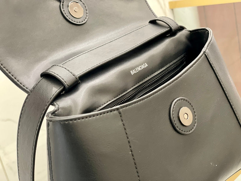 Ziva's Charm handbag – interior view (one versatile size)