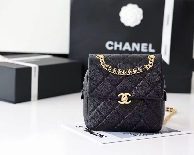  women's handbag, mid design, view 1