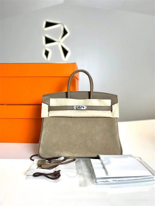  Elegant shoulder bag front view