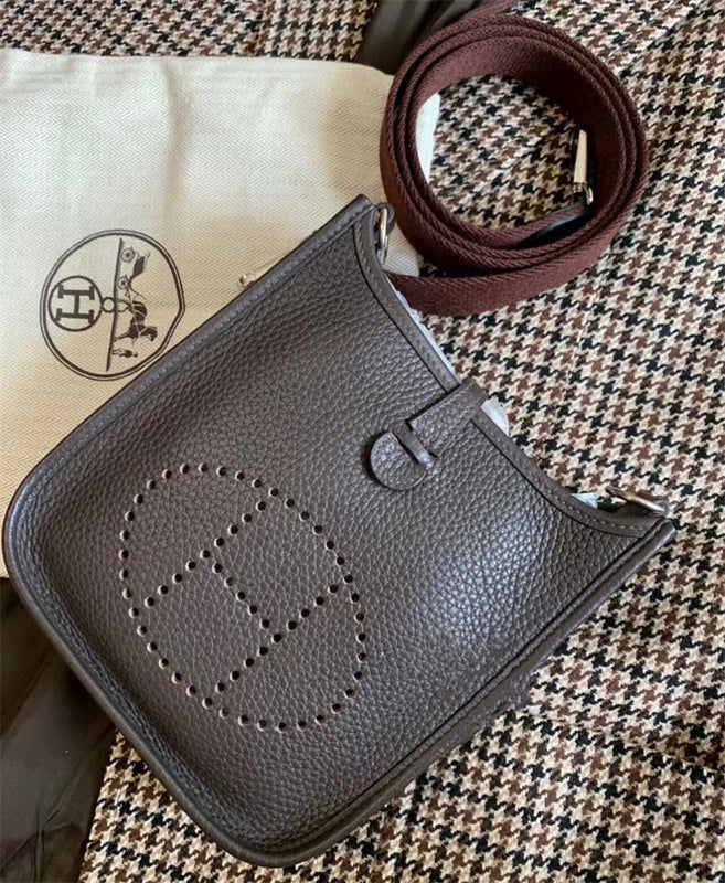  Essential crossbody bag front view 7