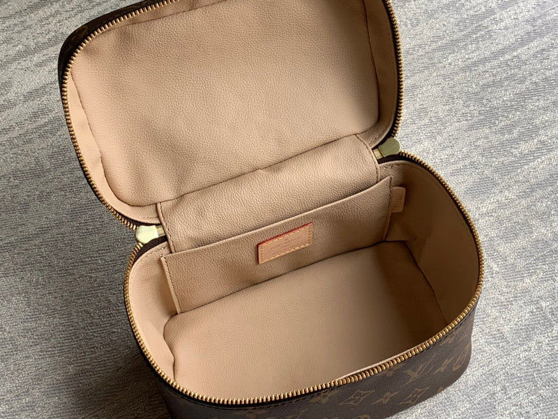 smart top-handle bag detail view showing craftsmanship 8