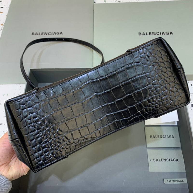 Effortless Vegan Leather Handbag - Everyday Elegance | Women's Fashion Handbag #529 - hardware and detail close-up (image 5) of designer-inspired handbag