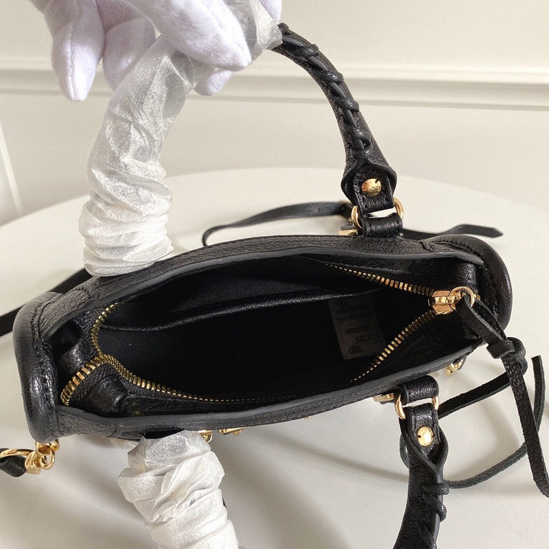 Zivas Charm Effortless Elegance Statement Handbag (Statement-Ready Design) – Detail View