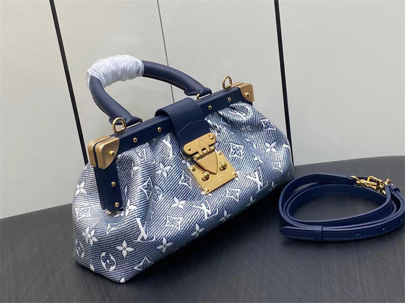  shopper bag interior and compartment view