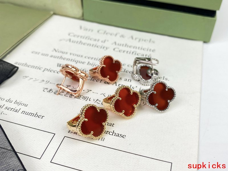 Front view of Van Cleef & Arpels unisex jewelry piece