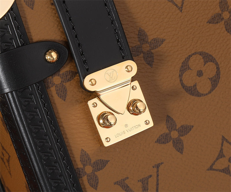  satchel close-up of hardware and finish