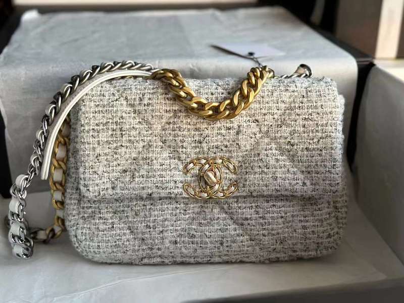 Zivas Charm Timeless Appeal Everyday Handbag (Structured Everyday Essential) – Close-Up Detail