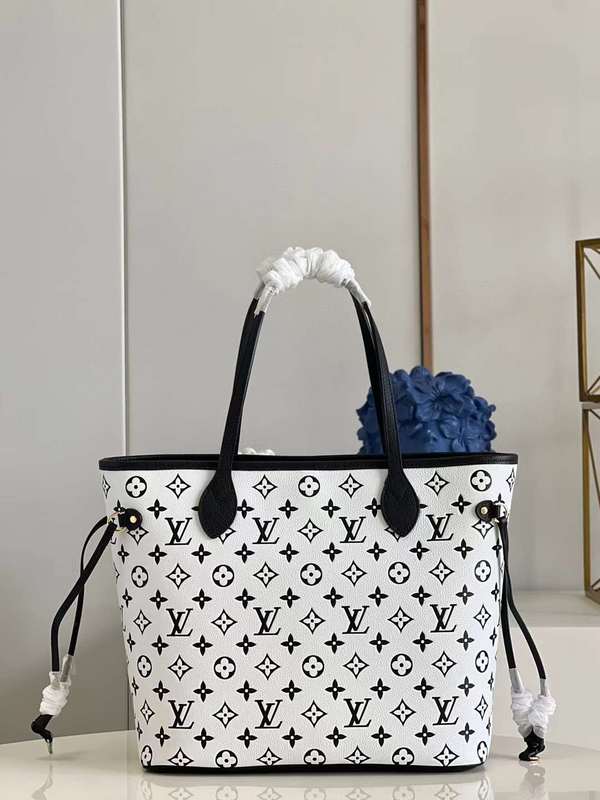 Handle and strap detail of polished chic women's handbag – women's designer-style accessory