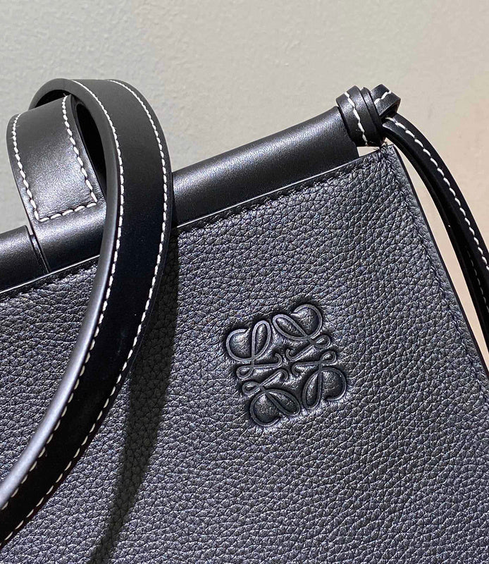 Ziva's Charm handbag – product shot (35cm*27cm*19cm)