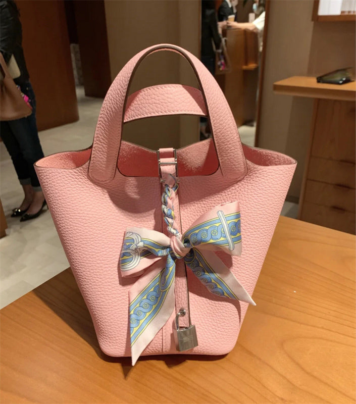  Statement carryall bag carried on shoulder