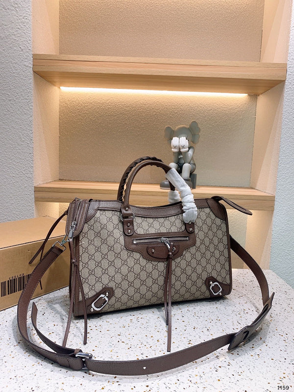 Ziva's Charm handbag – detail view (one versatile size)