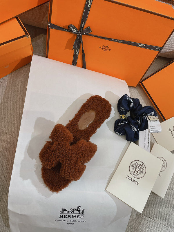 Hermès Camel Low-Top Sneakers - Sole Detail View