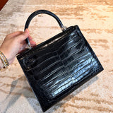  streamlined carryall bag detail view showing craftsmanship 8