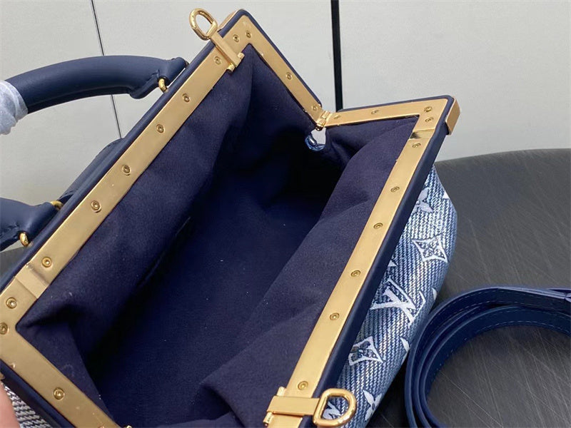  shopper bag interior and compartment view 9