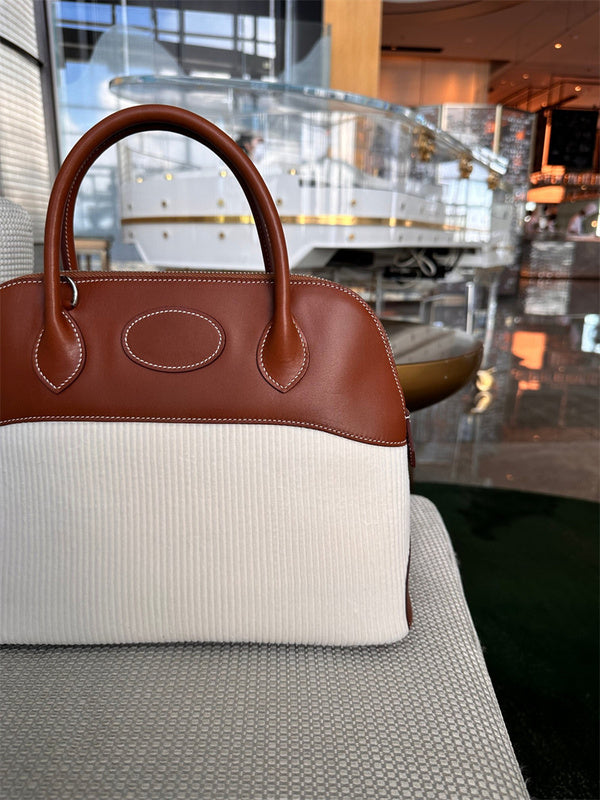  shoulder bag interior and compartment view