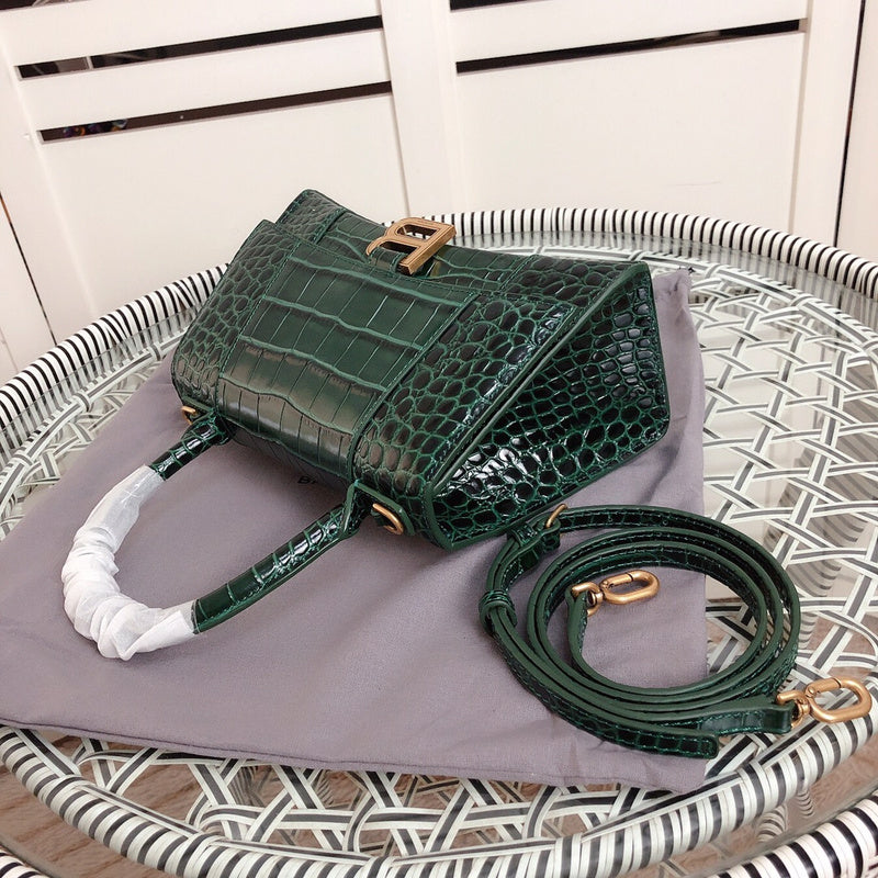 Styled lifestyle shot of signature everyday-luxe women's handbag – women's premium purse
