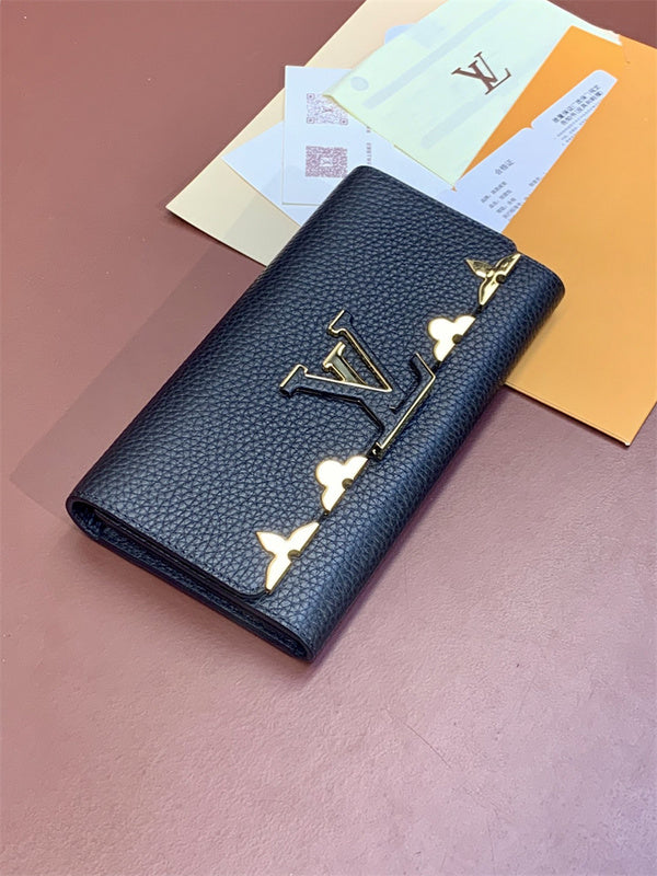  Refined top-handle bag carried on shoulder