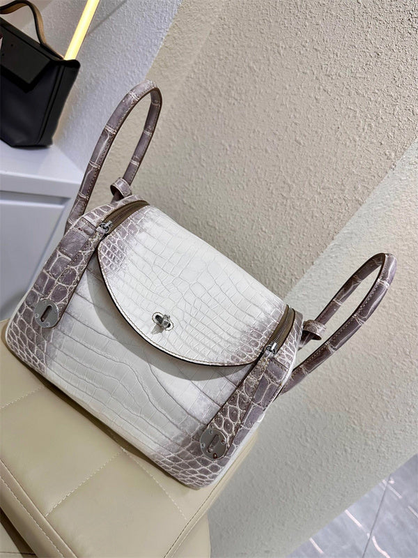  Effortless carryall bag front view 7