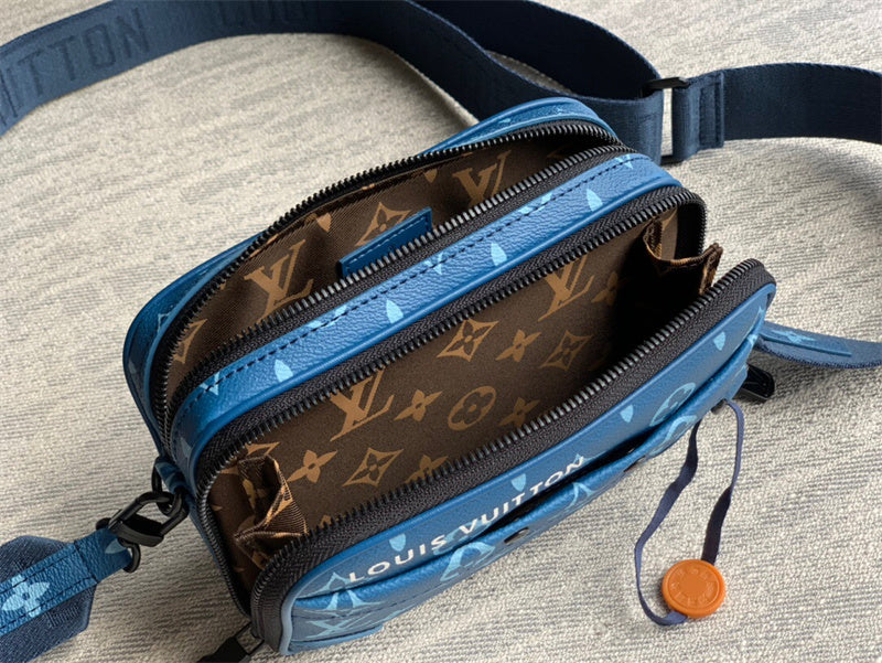  shoulder bag interior and compartment view 9