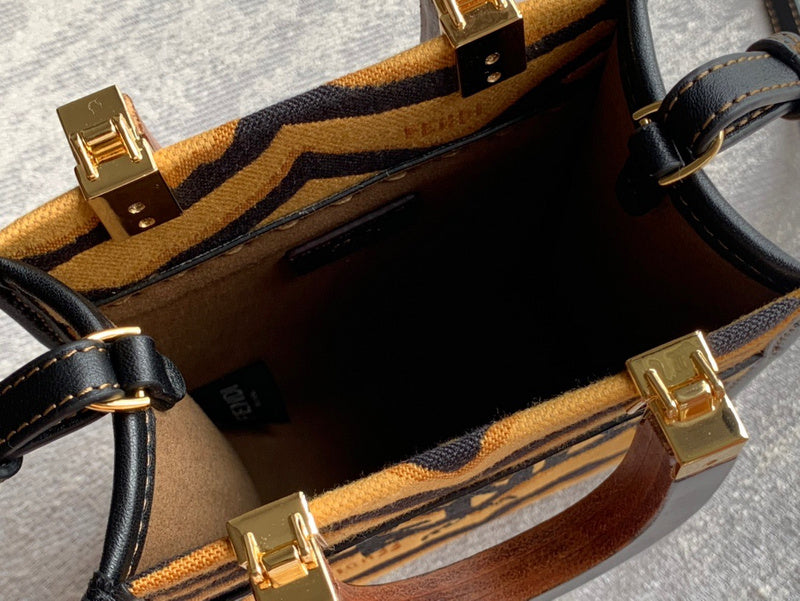 Ziva's Charm handbag – product shot (6.5cm*13cm*18cm)