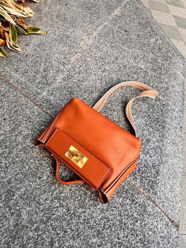  tote bag interior and compartment view