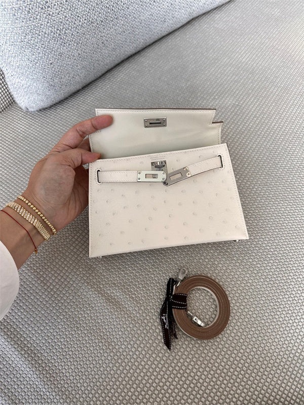  handbag close-up of hardware and finish