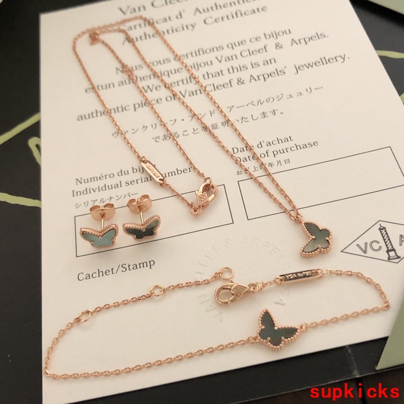 Front view of Van Cleef & Arpels unisex jewelry piece