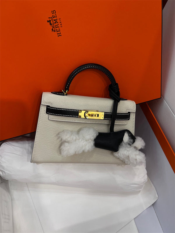  shopper bag interior and compartment view 9