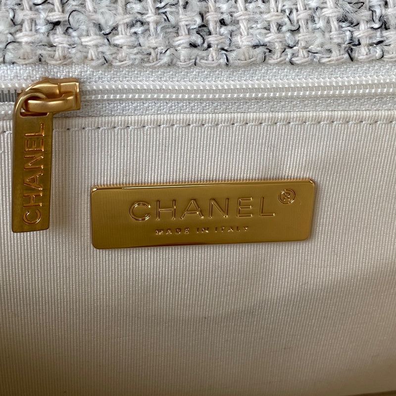 Zivas Charm Sleek Silhouette Designer Handbag (Structured Everyday Essential) – Close-Up Detail