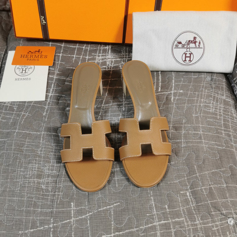 Hermès White Flat Thong Sandals - Close-Up Texture View