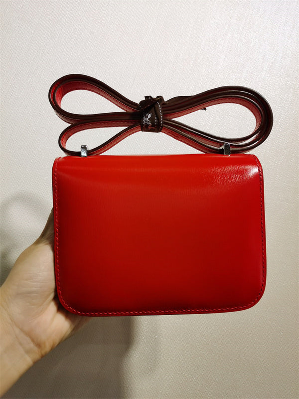  Sophisticated tote bag carried on shoulder