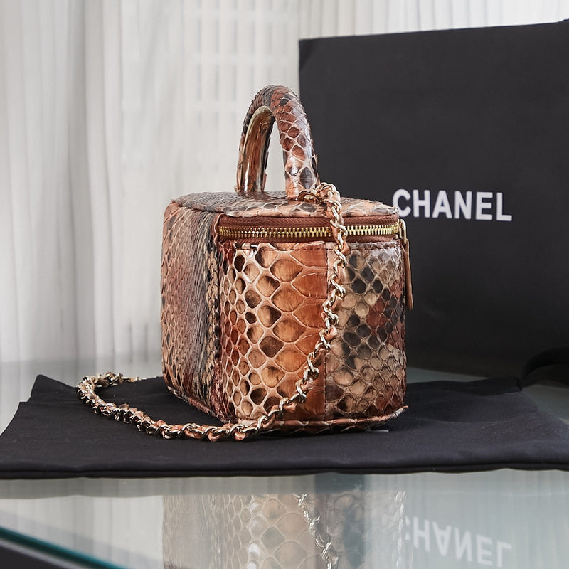 Ziva's Charm handbag – detail view (one versatile size)