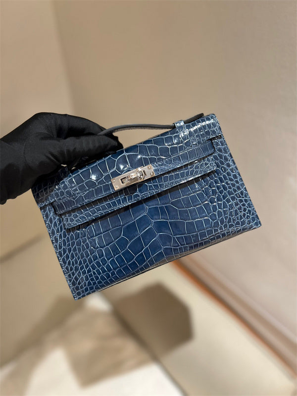  timeless carryall bag styled with outfit
