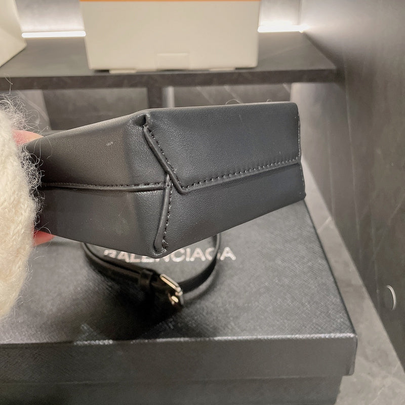 Ziva's Charm handbag – product shot (one versatile size)