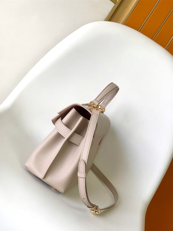  shoulder bag interior and compartment view
