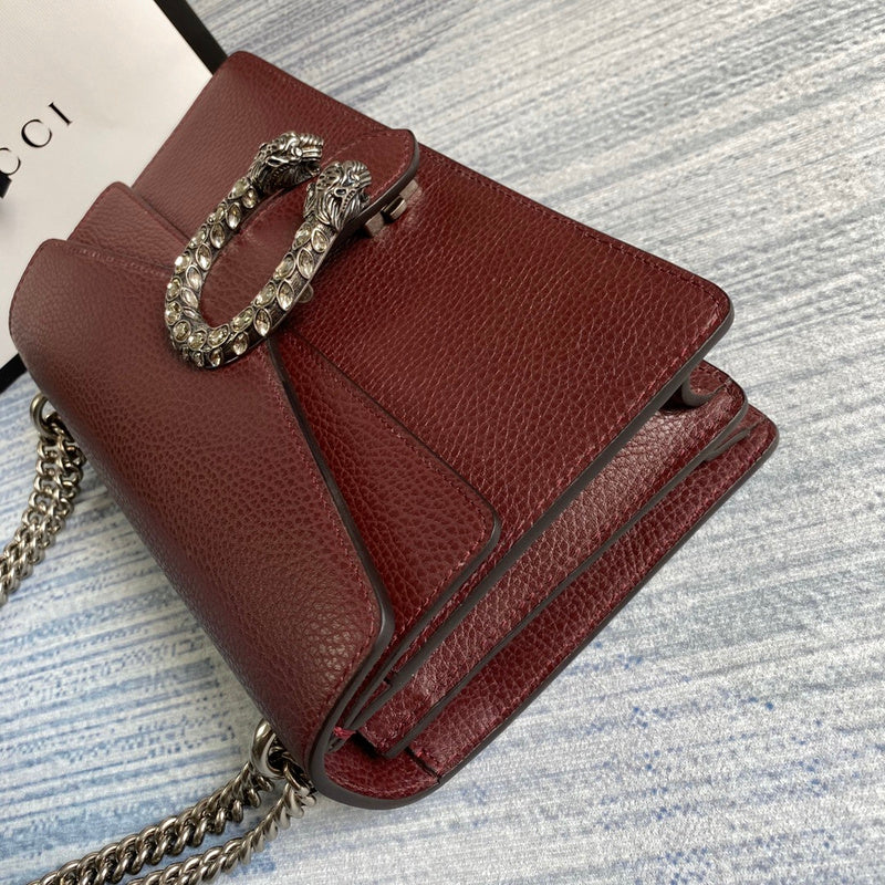 Handle and strap detail of refined chic women's handbag – women's everyday handbag