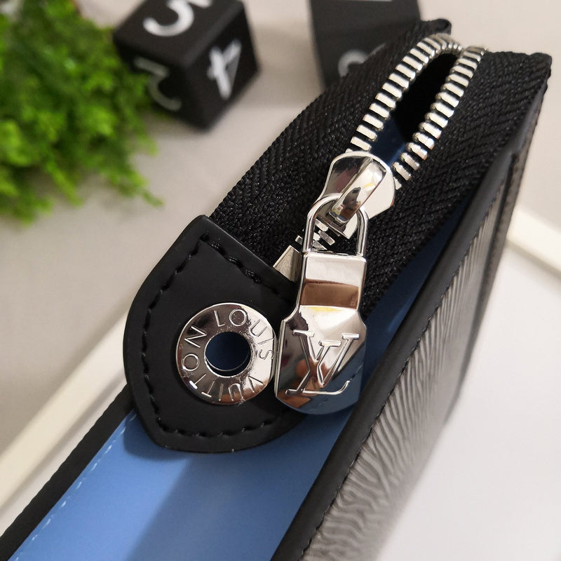 Handle and strap detail of polished statement women's handbag – women's everyday handbag